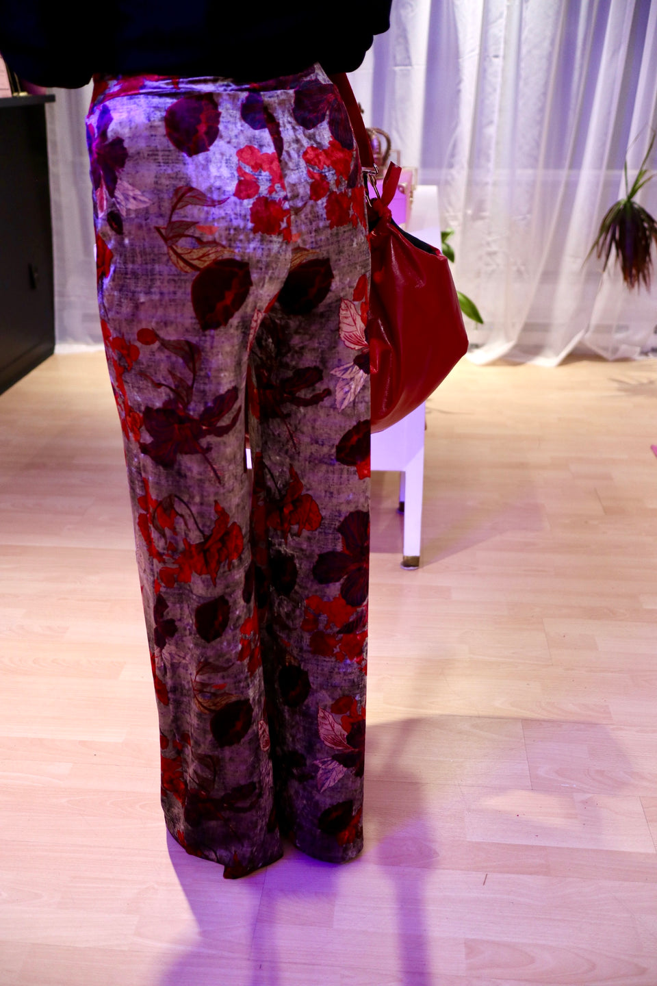 Pantalon velours fleurs rouges