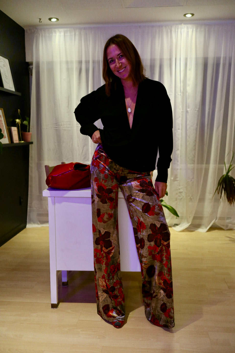 Pantalon velours fleurs rouges