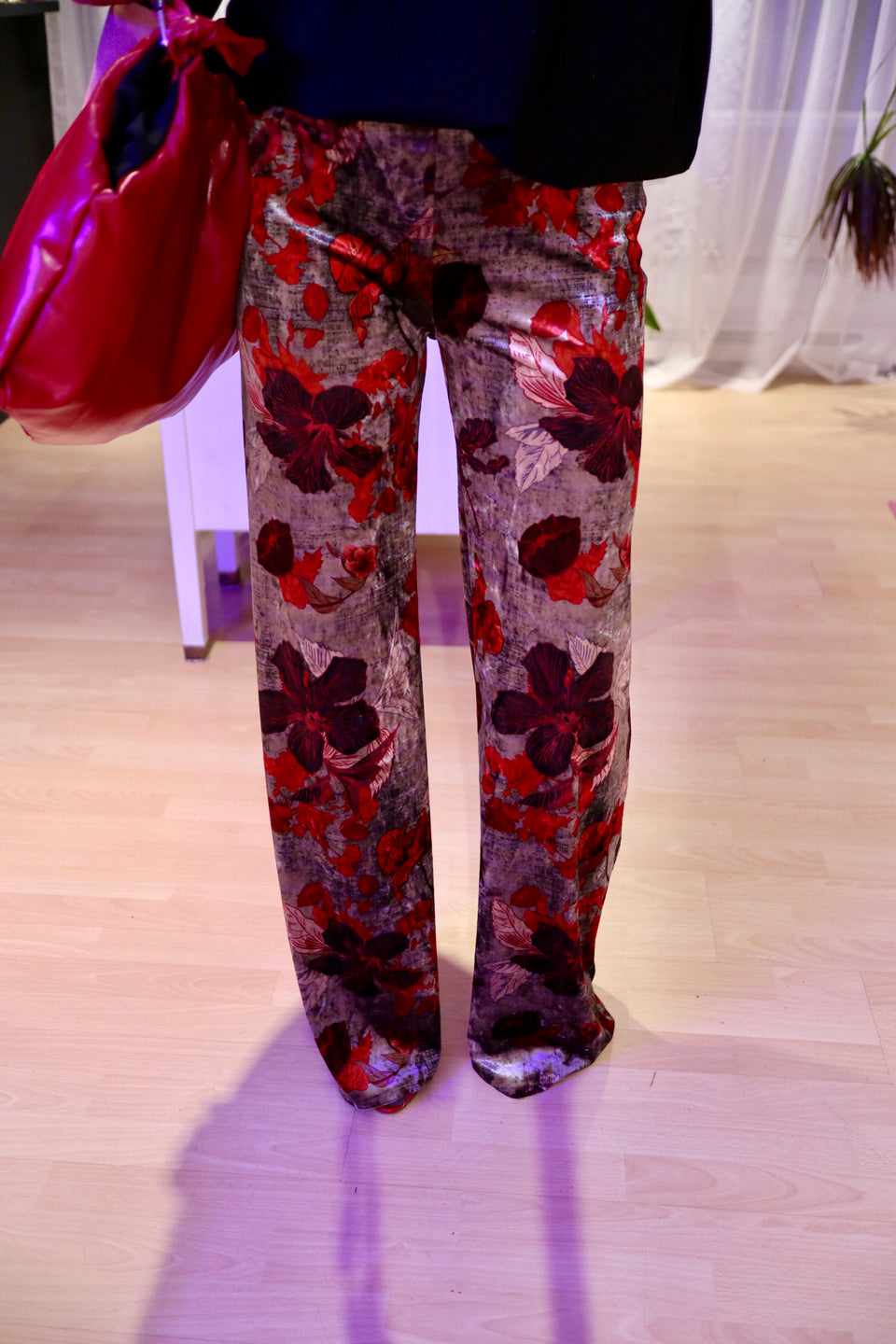 Pantalon velours fleurs rouges