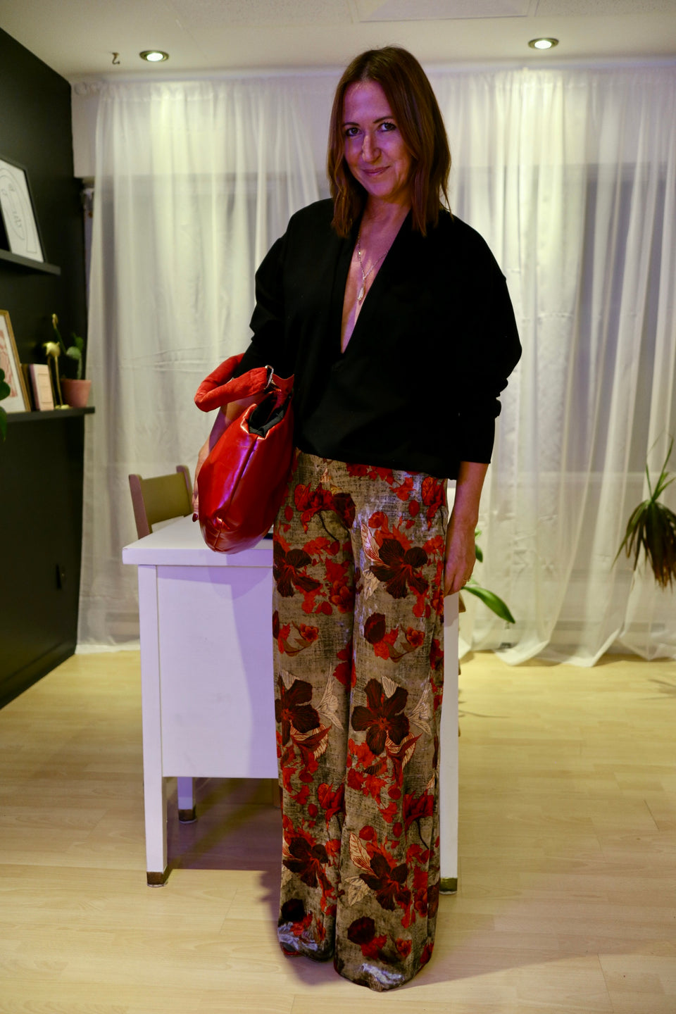 Pantalon velours fleurs rouges
