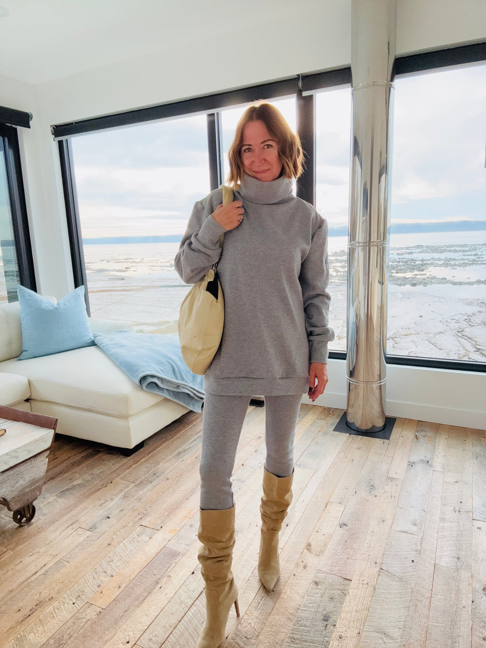 Col roulé tricot gris pâle