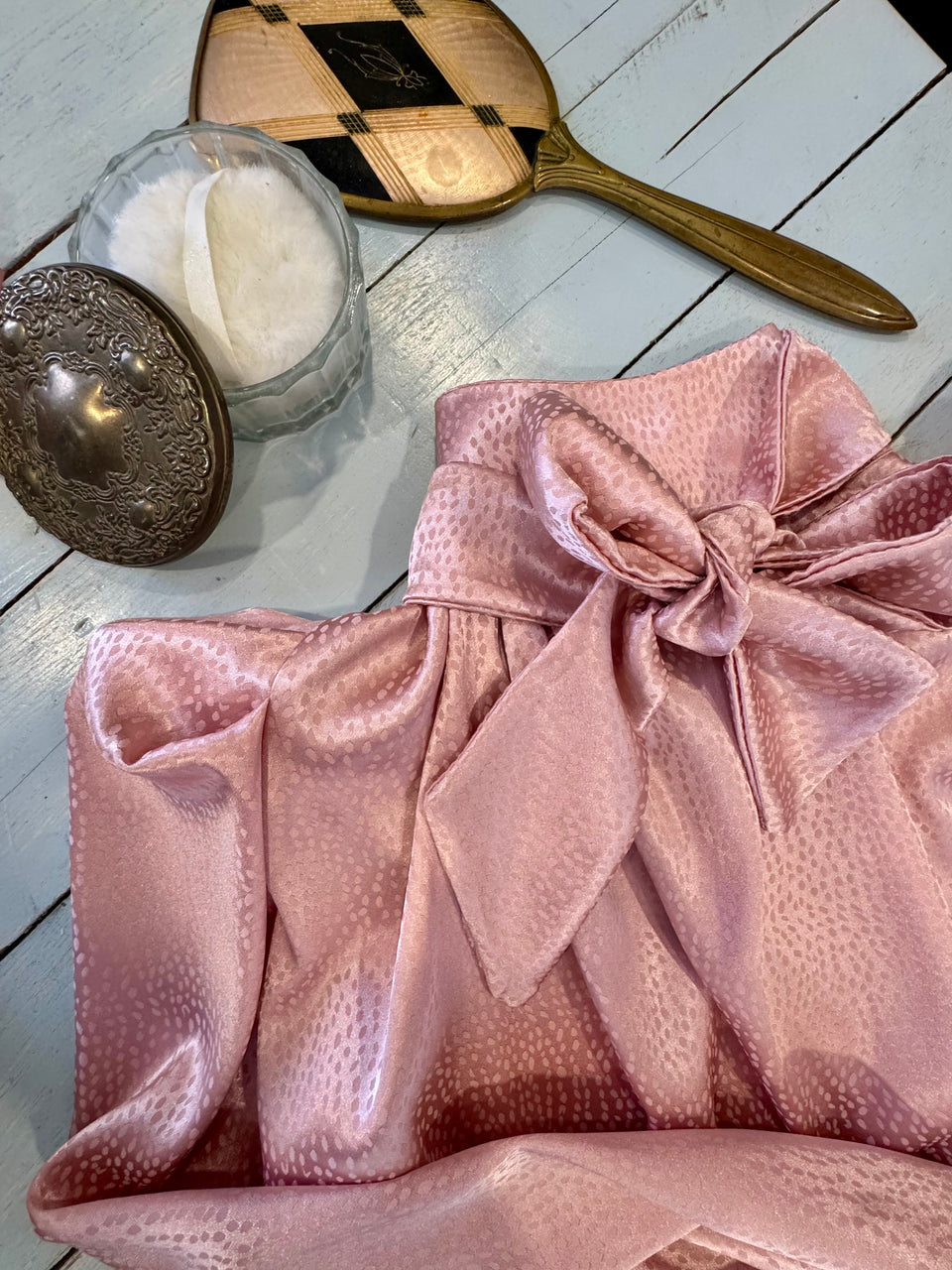 Chemise à boucle satin rose