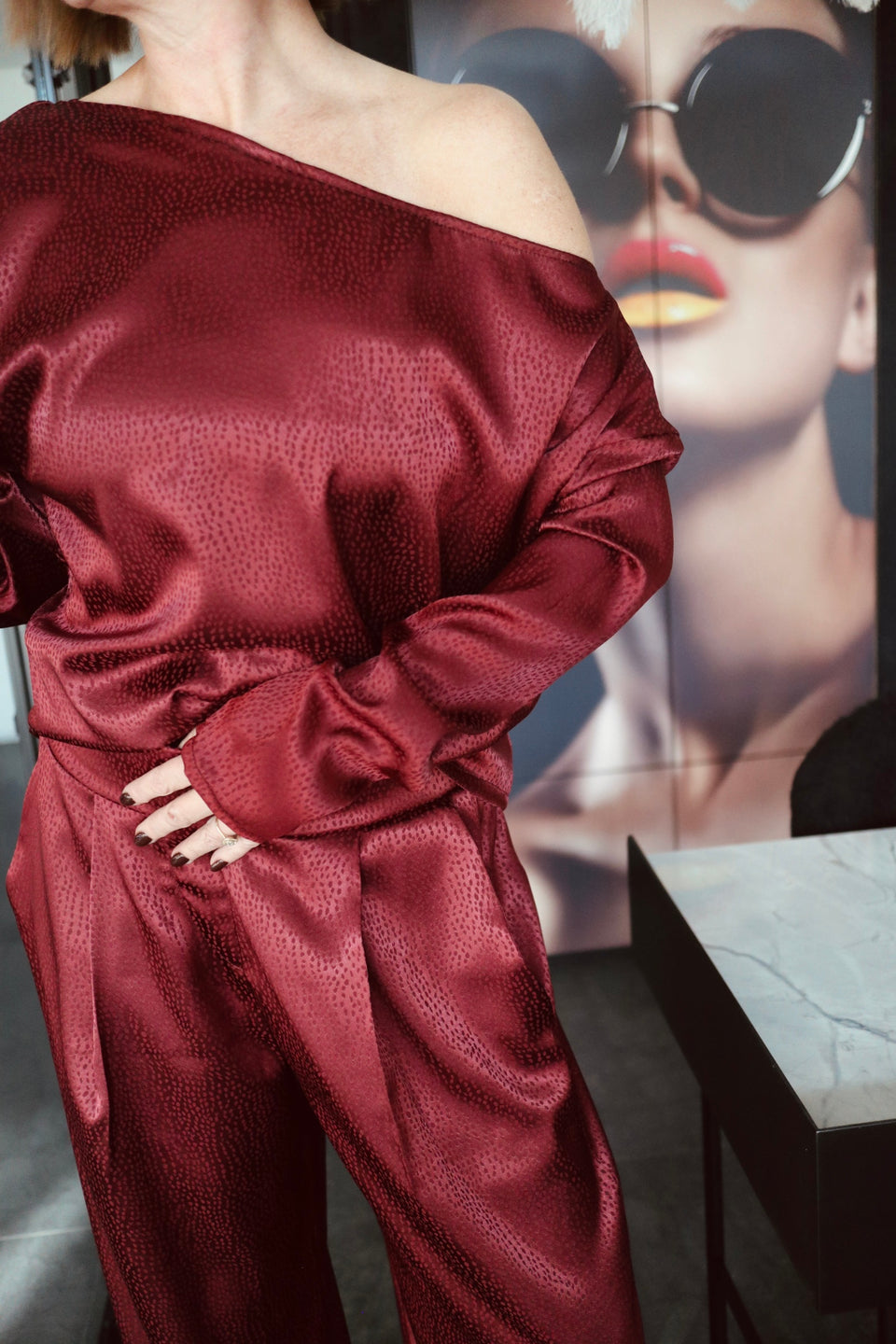 Top une épaule satin Bourgogne